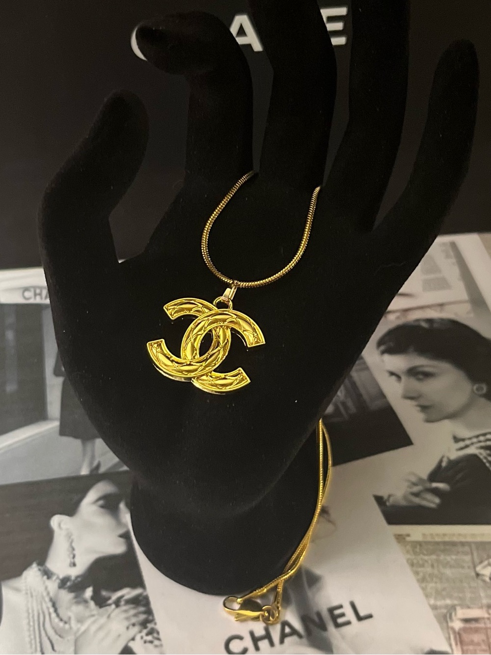 Chanel Gold Interlocking CC Pendant Necklace - Gold